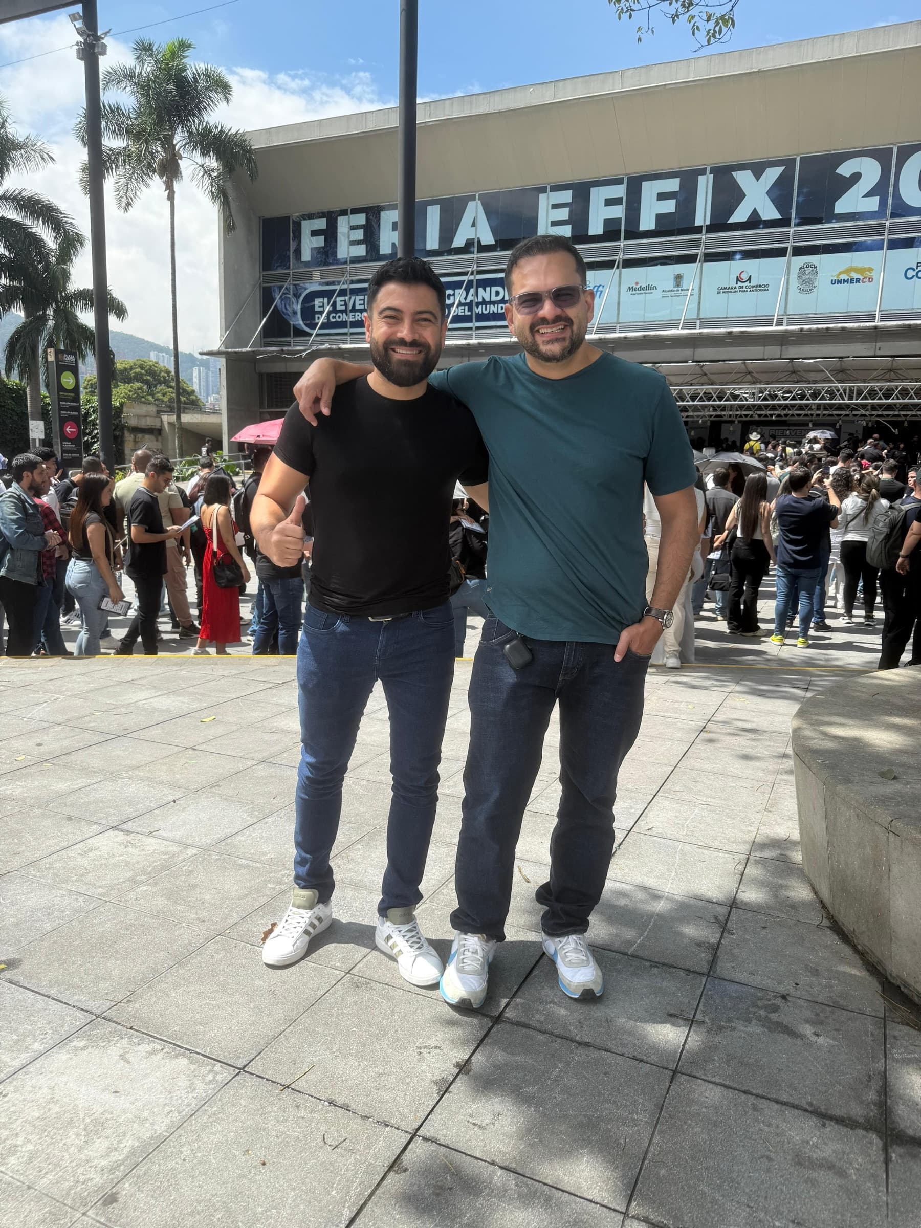 Miguel con un compañero del equipo en una feria