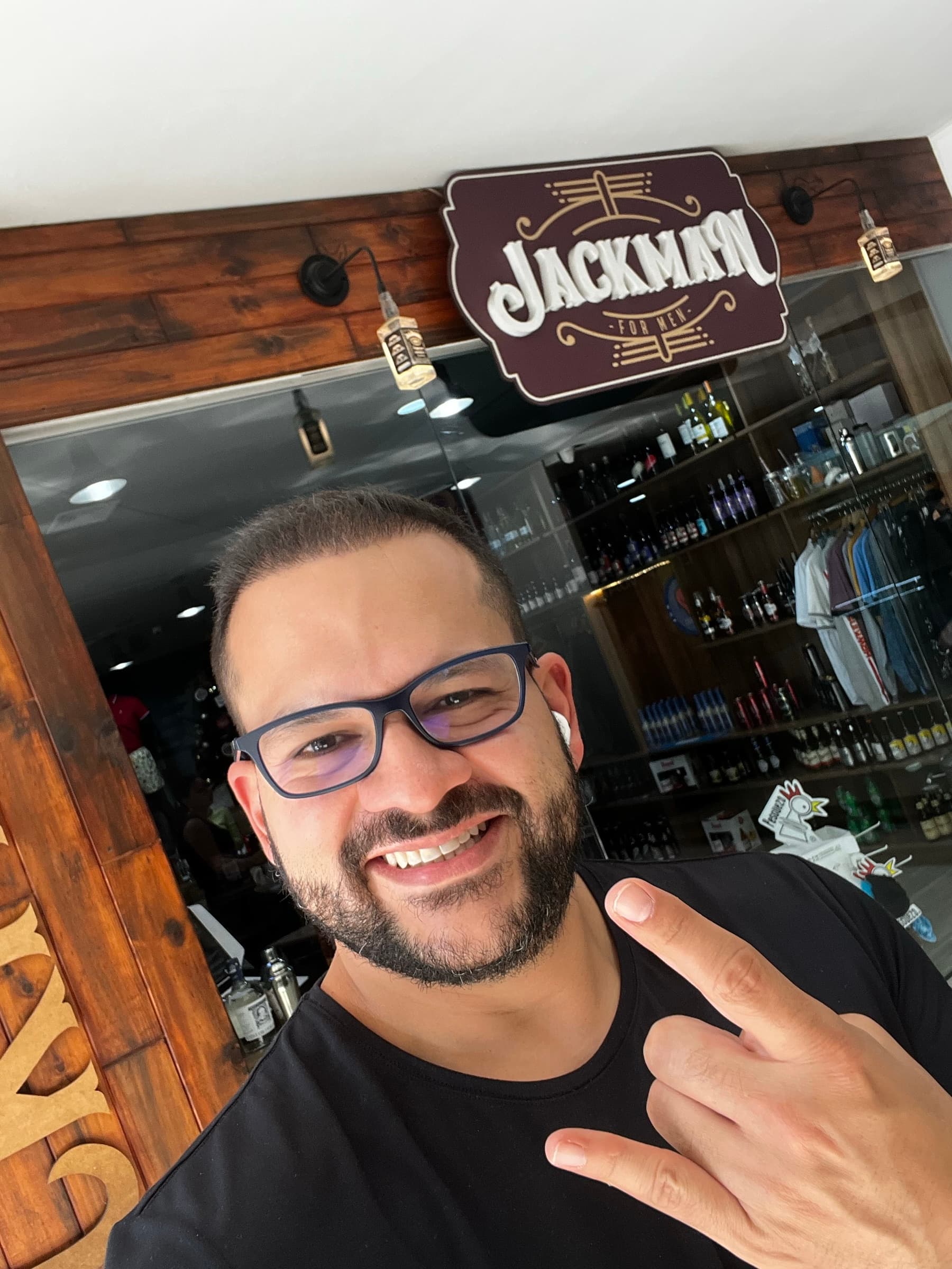 Miguel frente a su tienda Jackman