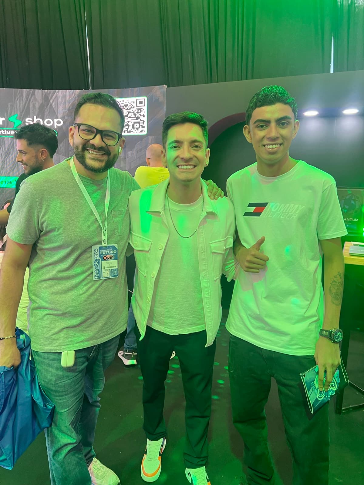 Miguel con uno de sus mentores en un evento