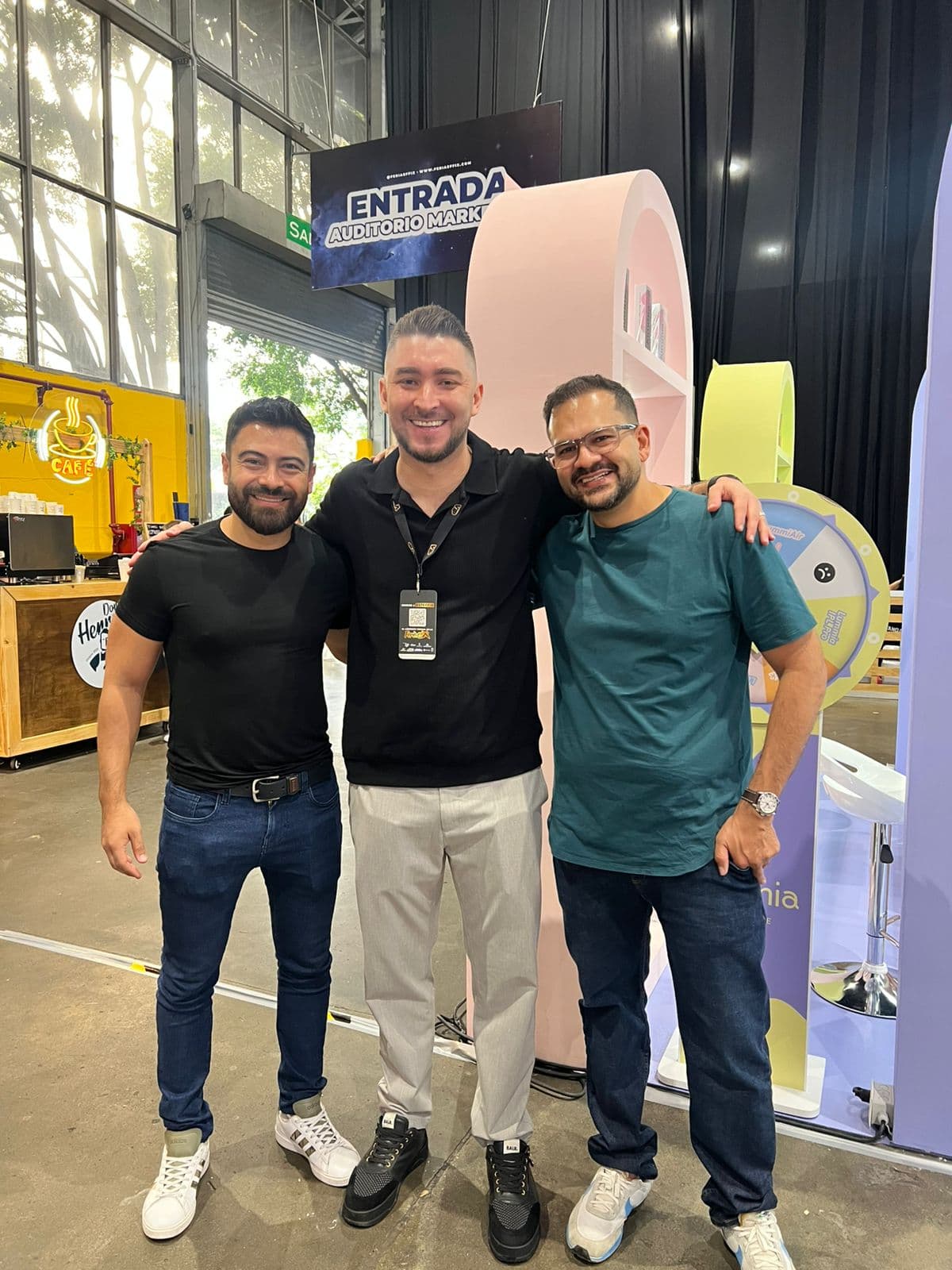 Miguel con dos de sus mentores