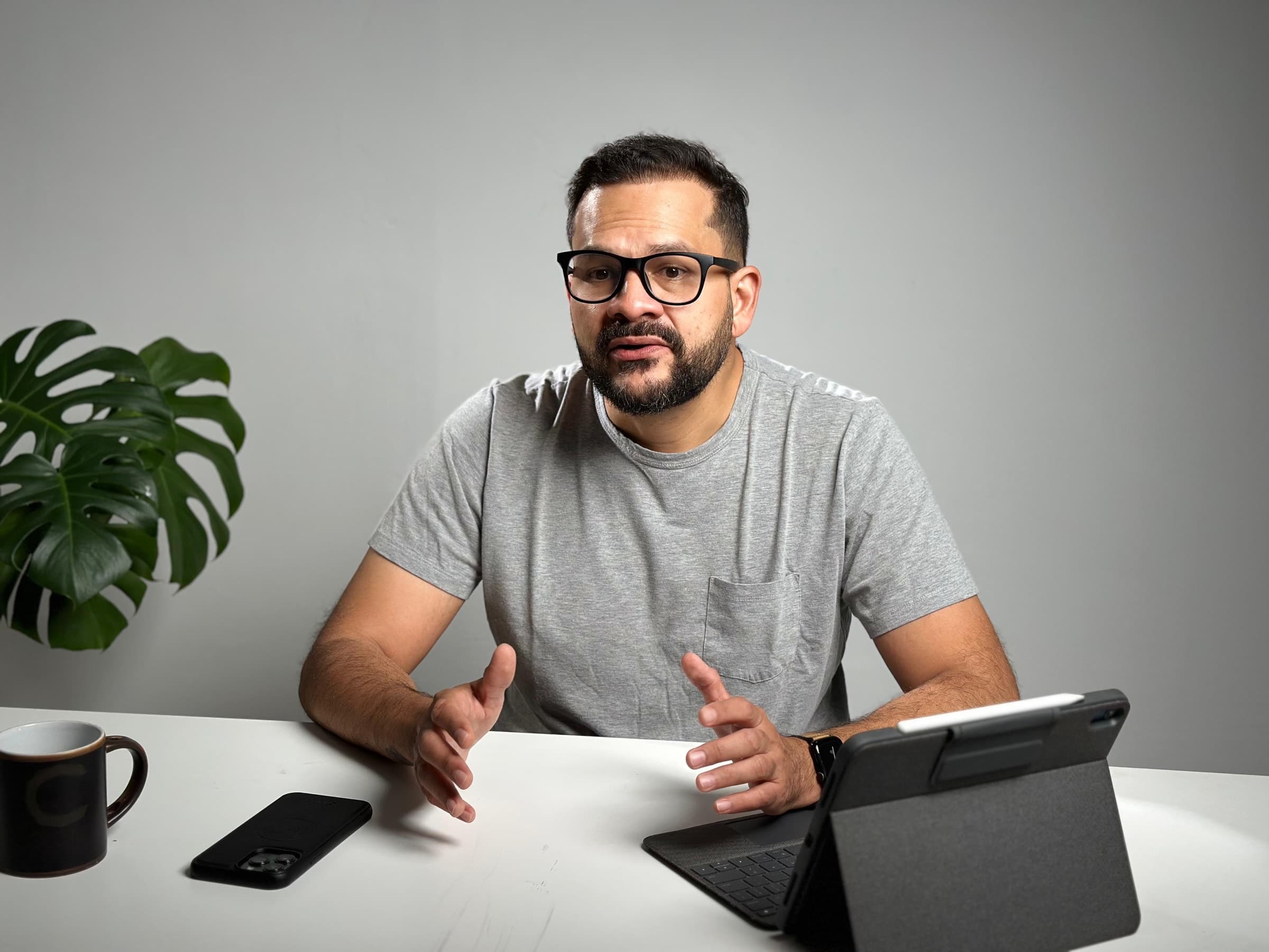 Miguel trabajando con una tablet